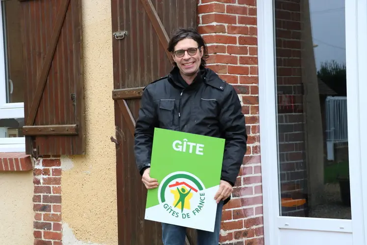 <em class="placeholder">Guillaume Bodet est agriculteur à Aufferville, en Eure-et-Loir devant son gîte à la ferme </em>