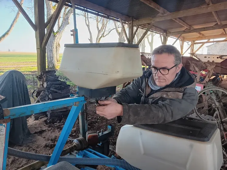 <em class="placeholder">Emmanuel Puaud, agriculteur à Rom (79) travaillant sur la trémie d&#039;un semoir</em>