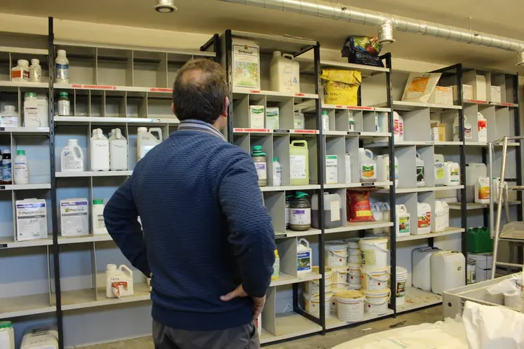 <em class="placeholder">Local Phyto. lieu de stockage de produits phytosanitaires, fermé et aéré pour la sécurité. réserve de pesticides. Bidon de produit phytosanitaire utilisé pour la ...</em>