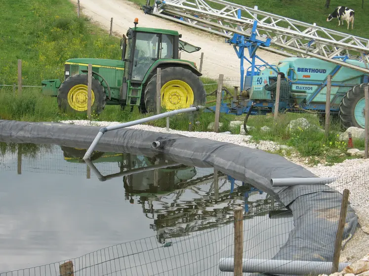 Remplissage d'un pulvérisateur à  partir d'une réserve d'eau.