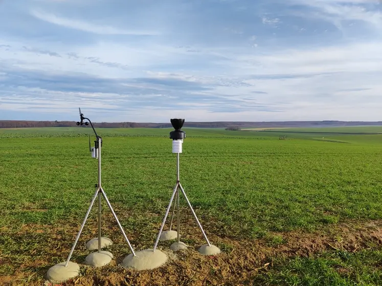 <em class="placeholder">Station météo Sencrop avec anémomètre et pluviomètre devant une parcelle de céréales.</em>