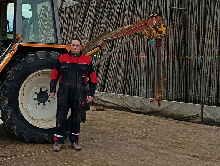 <em class="placeholder">Jany Valin agriculteur dans la Marne dans la cour de sa ferme devant son tracteur</em>