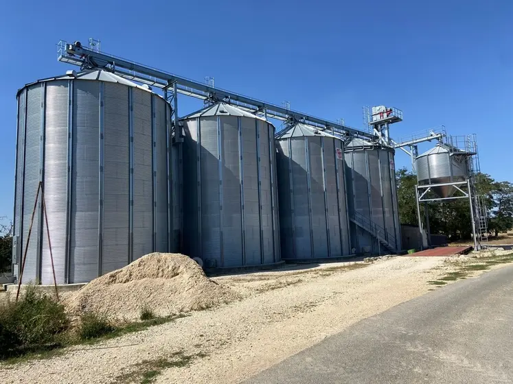<em class="placeholder">Silo de stockage de céréales en cellules en Eure-et-Loir sur une exploitation agricole</em>