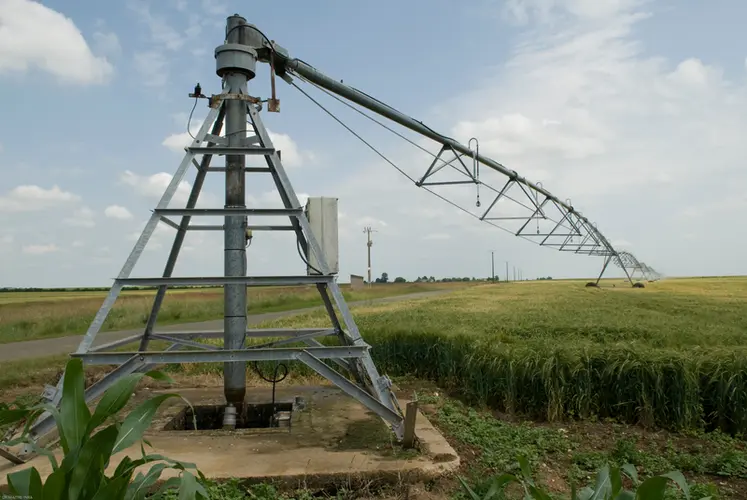 <em class="placeholder">Attention, cette photo n&#039;est pas une photo Réussir. Crédit photo :  Christophe Maître/Inra. Matériel d&#039;irrigation. Rampe dans la Beauce. Equipement agricole. Besoin en ...</em>