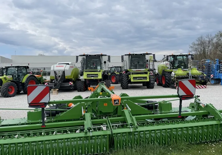 <em class="placeholder">Parc matériel agricole en stock chez un concessionnaire</em>