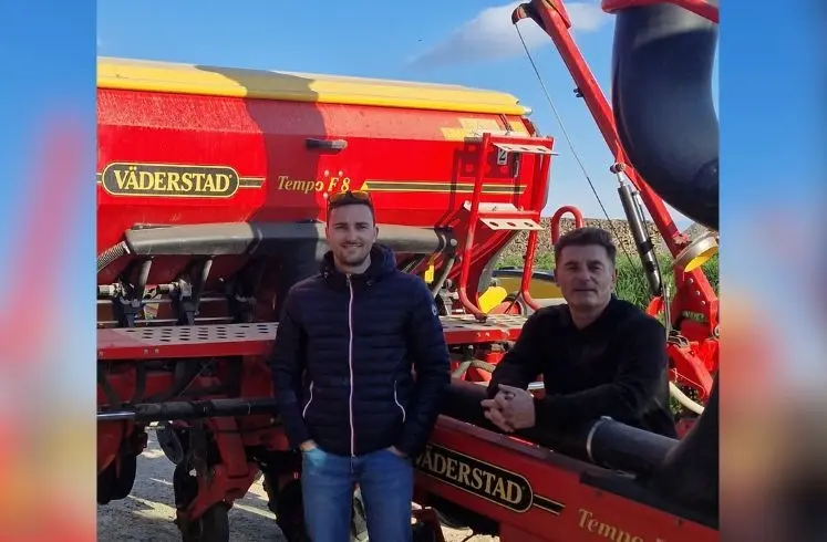 <em class="placeholder">Luc et son père Frédéric Pacaud, agriculteurs à Beaumont-sur-Grosne en Saône-et-Loire devant leur matériel de semis</em>