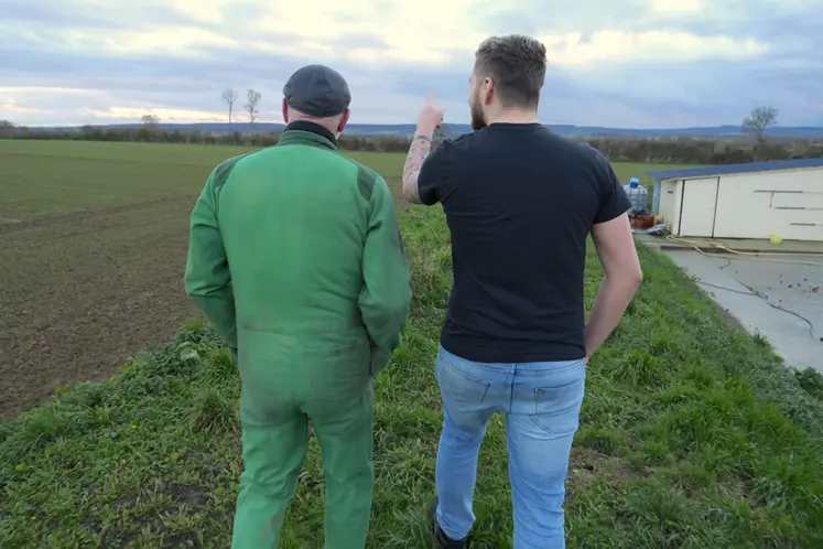 <em class="placeholder">Cédant et repreneur en discussion dans un champ pour une reprise d'exploitation</em>