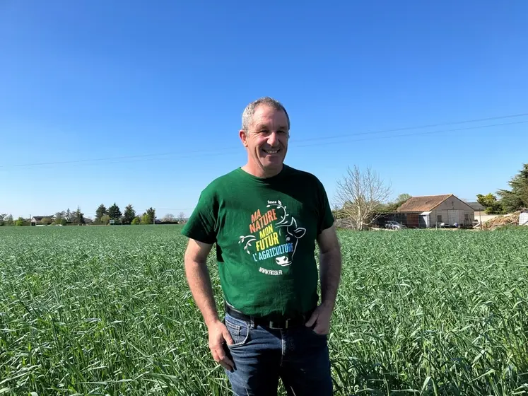 <em class="placeholder">Laurent Lambert, agriculteur dans la Vienne, dans une parcelle de Cive.</em>