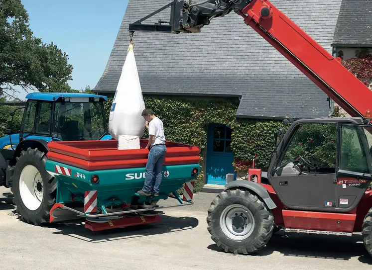 <em class="placeholder">Agriculteur déchargeant un sac d'engrais dans son épandeur à engrais.</em>