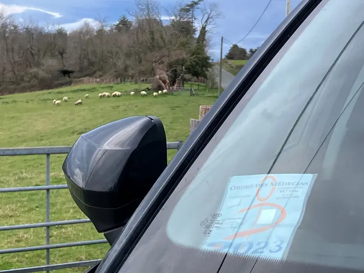 <em class="placeholder">Voiture de médecin arrêtée dans la campagne</em>