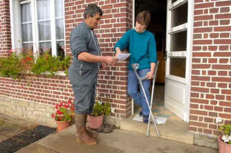 <em class="placeholder">Salarié en béquille remettant son arrêt de travail à son employeur, agriculteur</em>