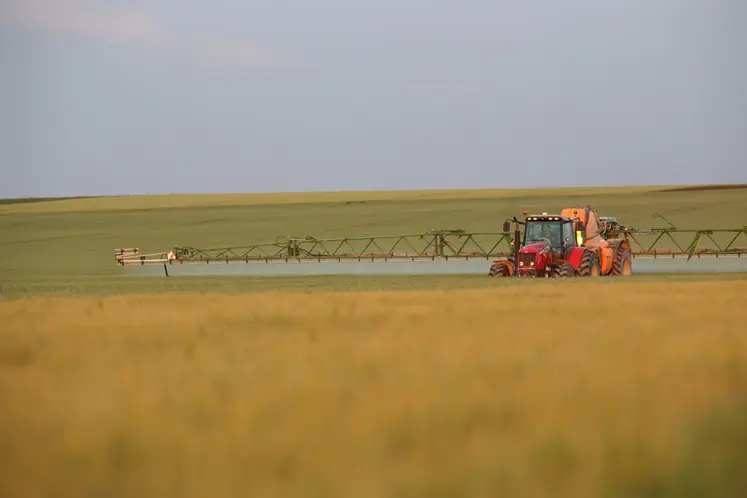 <em class="placeholder">agriculteur preparant un pulverisation avec un insecticide de marque Mavrik Smart et d un fongicide de marque Atriul sur une parcelle de ble. Pulverisation d un insecticide ...</em>