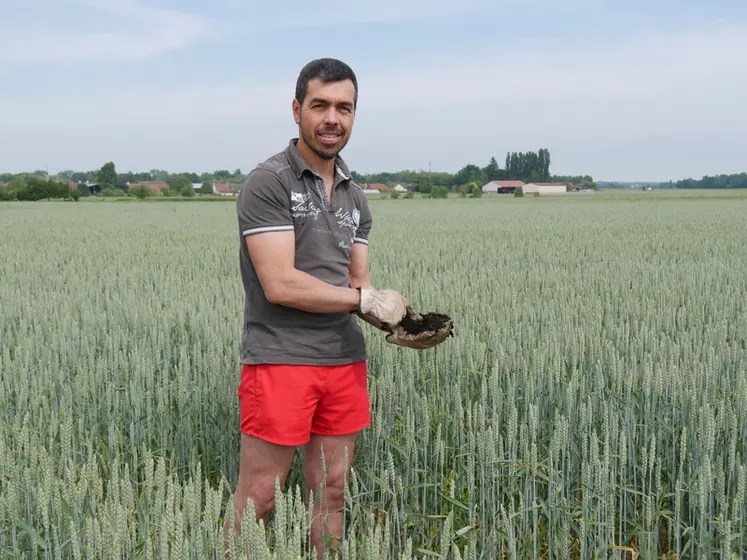 <em class="placeholder">Nicolas Dervier, agriculteur de Côte d'Or dans un champ de blé avec du produit organique composté dans ses mains.</em>