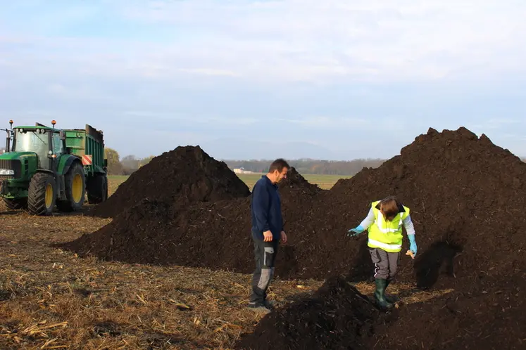 <em class="placeholder">Prélèvement de compost de boues par un agent du SMRA68.</em>