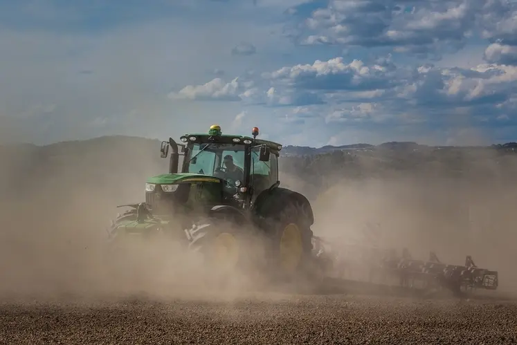 <em class="placeholder">Tracteur entouré d&#039;un nuage de poussières dans une parcelle de sol nu.  </em>