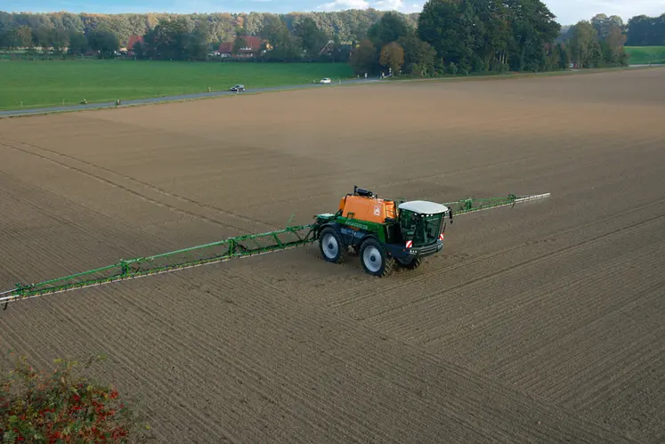 <em class="placeholder">Pulvérisateur automoteur dans un champ pour un traitement herbicide de prélevée.</em>