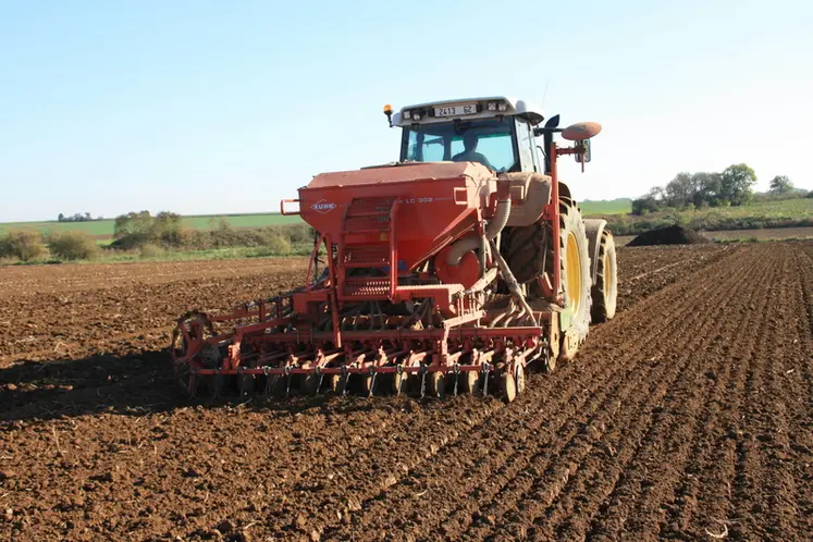 <em class="placeholder">Semis de blé derrière pommes de terre après un travail du sol superficiel. Tracteur, semoir et outil. Technique simplifiée d'implantation des cultures. Semis des ...</em>