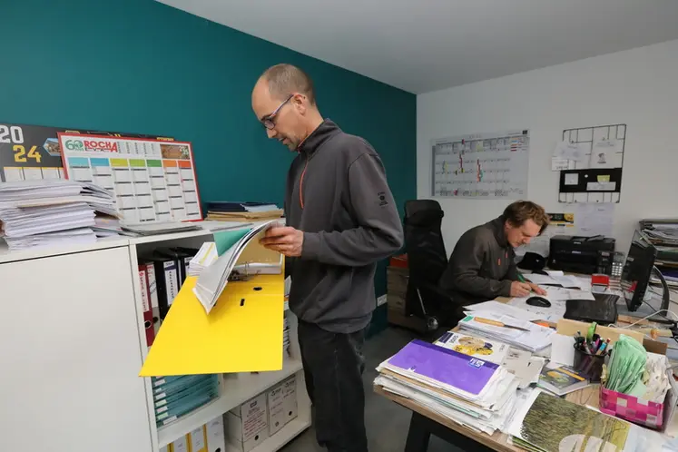 <em class="placeholder">Agriculteur effectuant des taches administratives dans son bureau.</em>