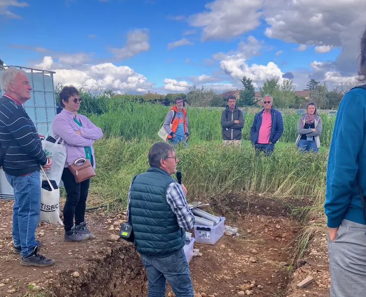 Groupe d'agriculteurs autour d'un formateur.