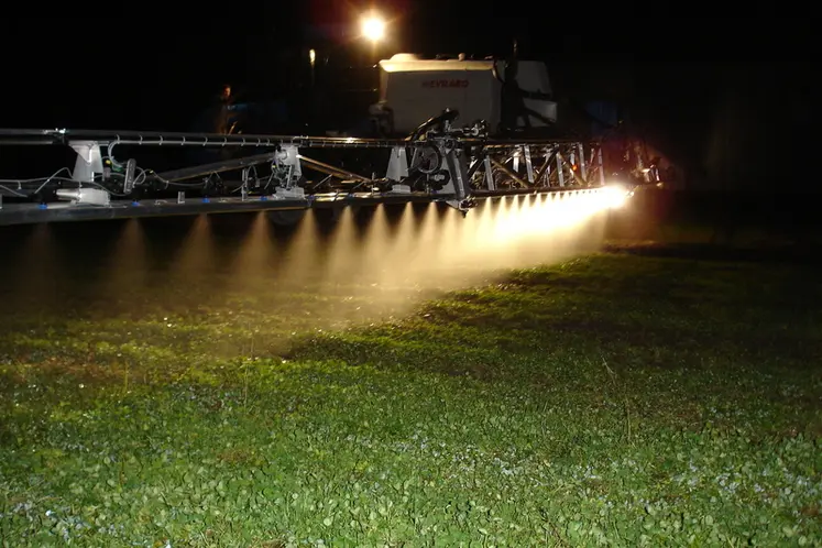 <em class="placeholder">Traitement de nuit dans une parcelle de grandes cultures.</em>