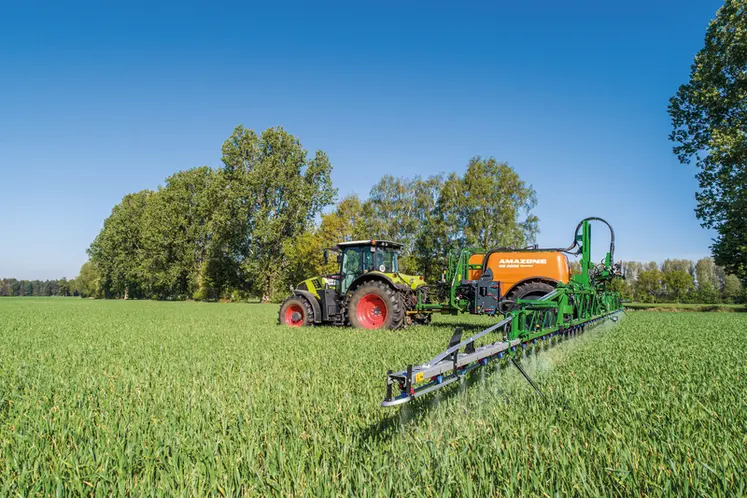 <em class="placeholder">Pulvérisateur qui intervient sur blé au printemps</em>