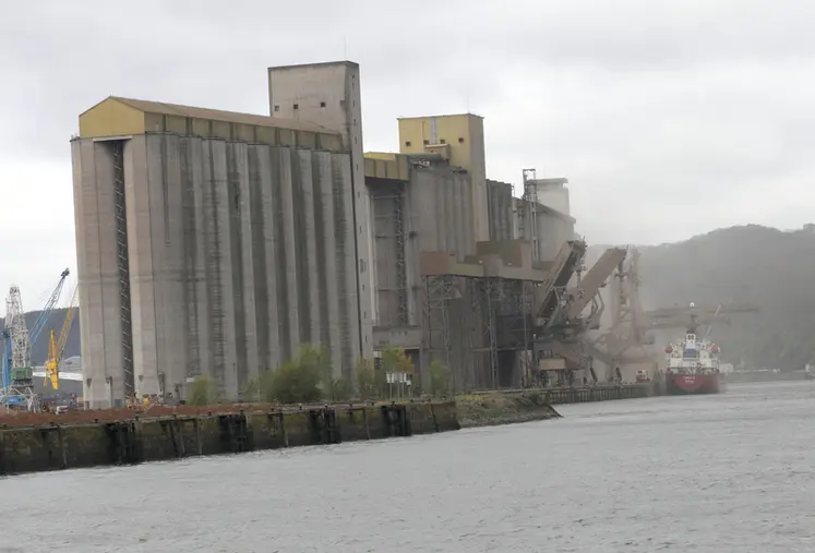 <em class="placeholder">Chargement de 6000 tonnes d orge dans un bateau sur le terminal Senalia du port de Rouen, à destination de l&#039;Amérique du Sud. Transport maritime. Commerce des matières ...</em>