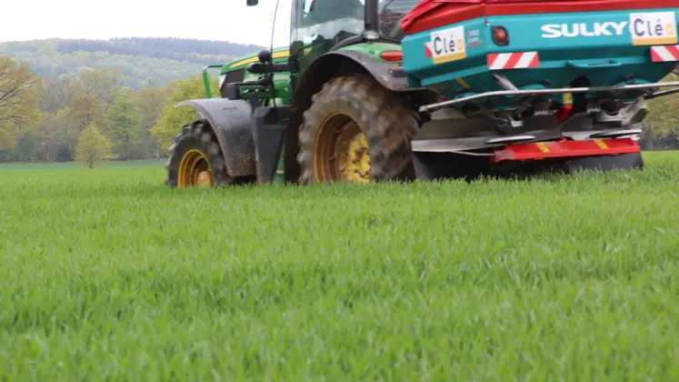 Epandeur d'engrais dans un champ de céréales
