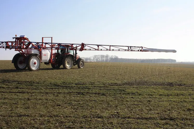 Apport d'azote liquide sur céréales.
