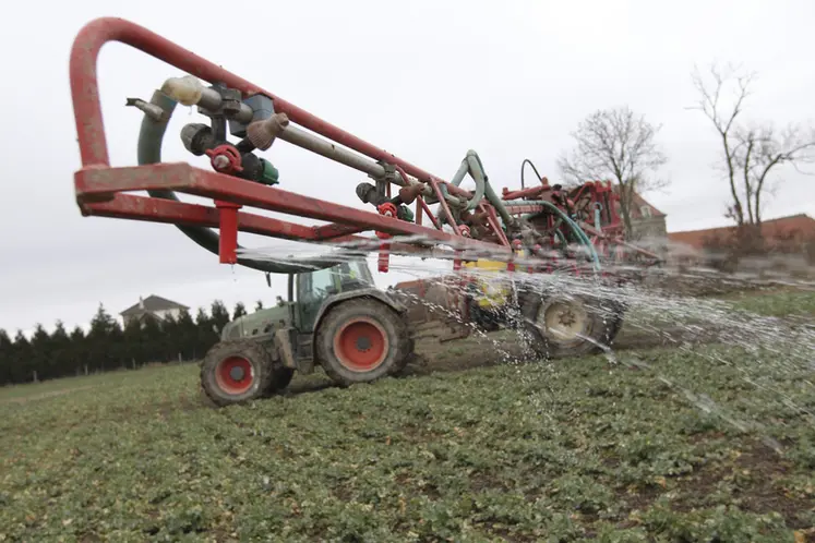 <em class="placeholder">Epandage d'azote liquide sur une culture de colza. Fertilisation. Fertilisant. Besoins des plantes cultivées. Tracteur et pulvérisateur. Rampe et buses. Culture ...</em>