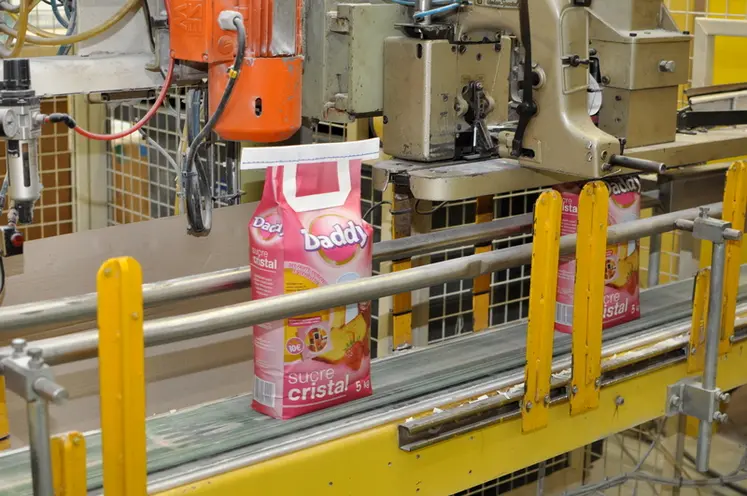 <em class="placeholder">DSC_0808 / Transformation des betteraves . sucrerie -  Site de Bazancourt - Cristal Union - conditionnement  du sucre Daddy . Industrie. Sucre cristallisé en sac de 5 kg. ...</em>