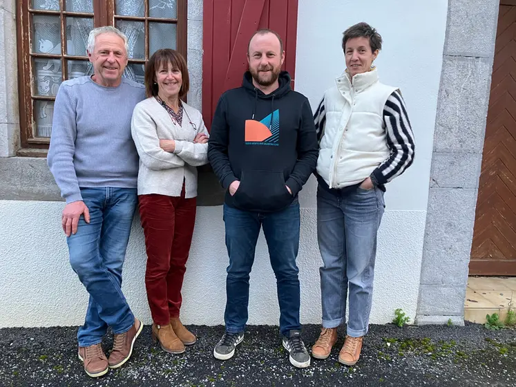 <em class="placeholder">Michel, Madeleine, Cédric Andere et Kattin Inschauspé, associés du Gaec Gaztelü Gat</em>