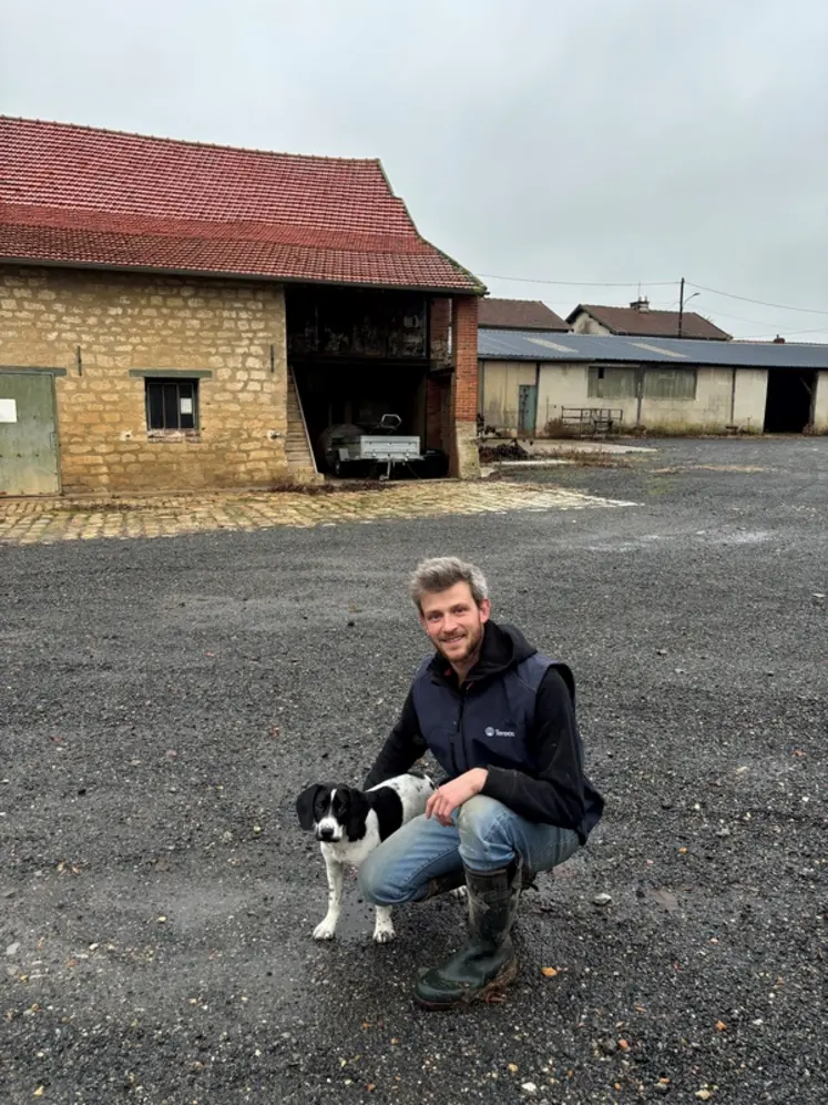 <em class="placeholder">Théophile Piot, dans la cour de la ferme de la SCEA De Novion,</em>