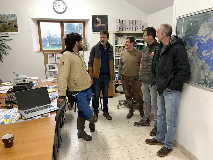 Groupe d'agriculteurs de la SEP de Bord à Brienon-sur-Armançon dans l'Yonne 