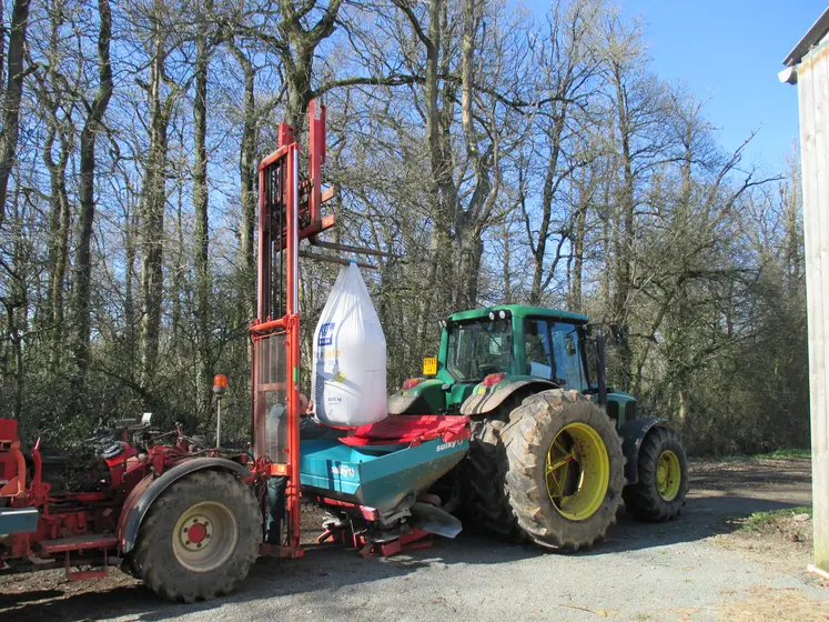 Chargement d' un épandeur à engrais en ammonitrate