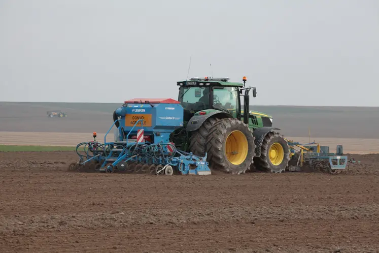 <em class="placeholder">Implantation des céréales. semis enrobé d'orge de printemps avec un semoir 27 rangs de marque Lemken Solitair 9.  tracteur John Deere 6210R type PM pro Direct Drive avec ...</em>
