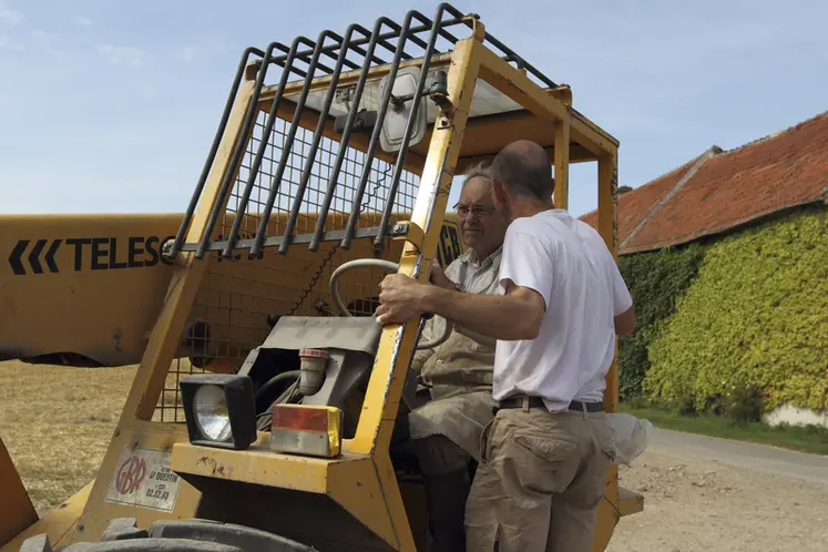 <em class="placeholder">Agriculteur à la retraite avec son fils conduisant un valet de ferme.  </em>