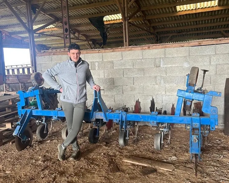 <em class="placeholder">agriculteur devant sa bineuse</em>