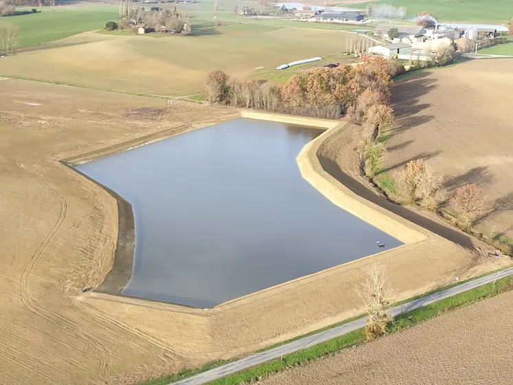 <em class="placeholder">Retenue collinaire en Dordogne.</em>
