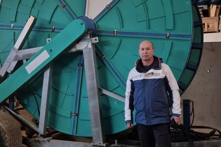 <em class="placeholder">Thierry Boudaud président de la Coop de l’eau 79 devant un enrouleur.</em>