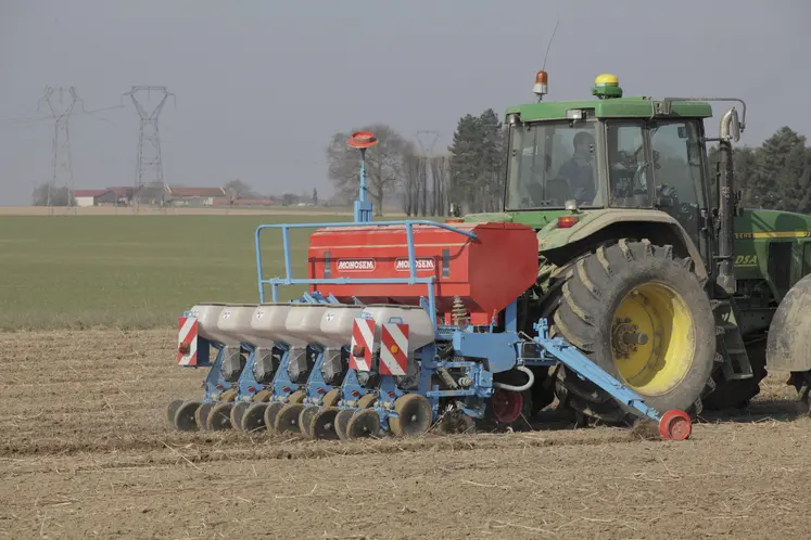 Agriculteur dans un tracteur procédant au semis de betteraves sucrières  
