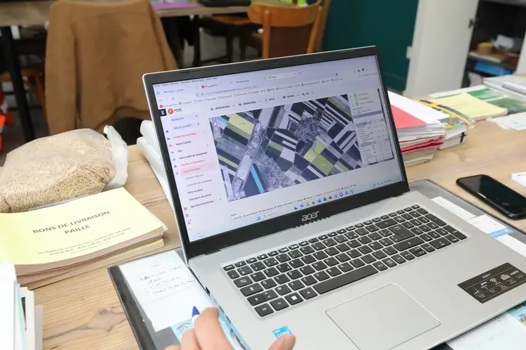 Agriculteur effectuant des taches administratives dans son bureau. Consultant le site Geaportail afin d identifier une de ses parcelles de terre.