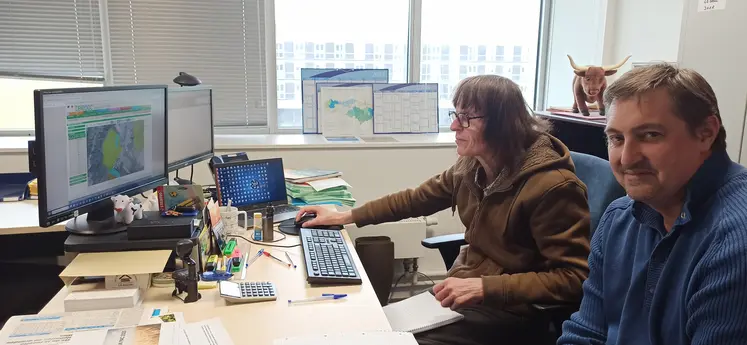 Un agent de la DDT et un agriculteur devant un PC.