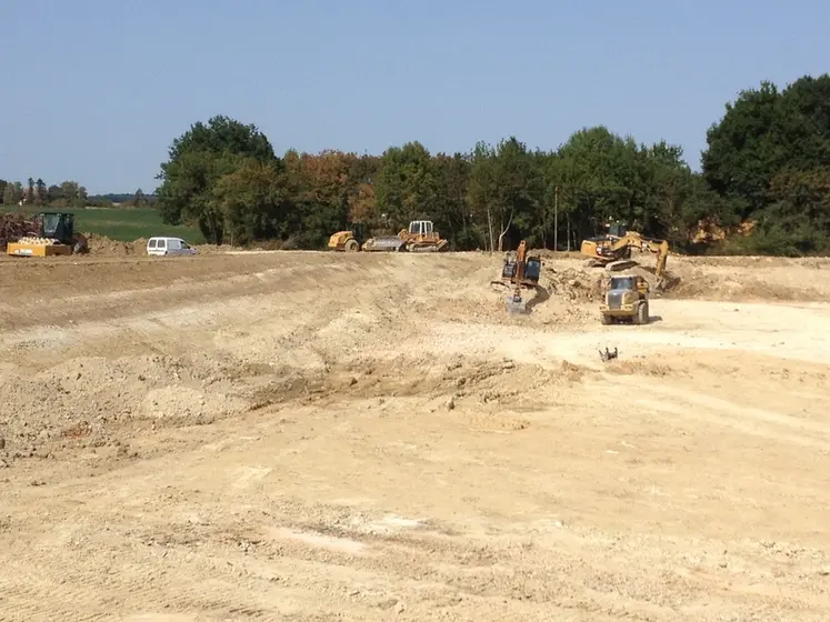 <em class="placeholder">Chantier de création d'une retenue collinaire.</em>