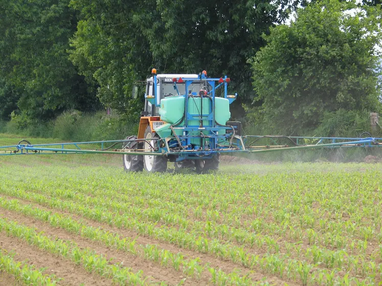 Equipement / désherbage du maïs / pulvérisateur / traitement herbicide / protection des cultures / application d'un désherbant / Utilisation de produits phytosanitaires. Pesticides