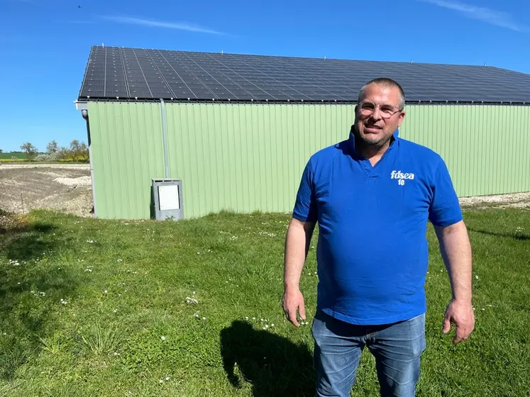 <em class="placeholder">Samuel Rouilleaux devant son bâtiment de stockage du grain avec une toiture photovoltaïque à Montangon dans l'Aube.  Avril 2026</em>