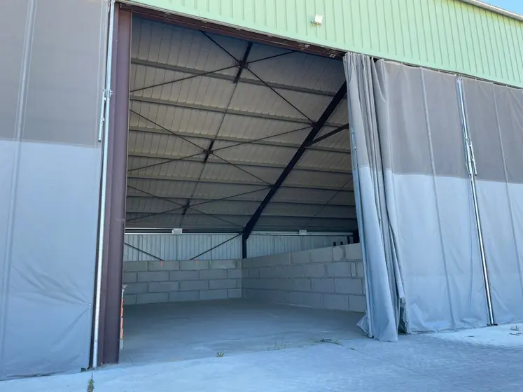 <em class="placeholder">Bâtiment avec toiture photovoltaïque équipée de rideau, et cloison intérieure pour le stockage du grain à Montangon dans l'Aube. Avril 2026</em>