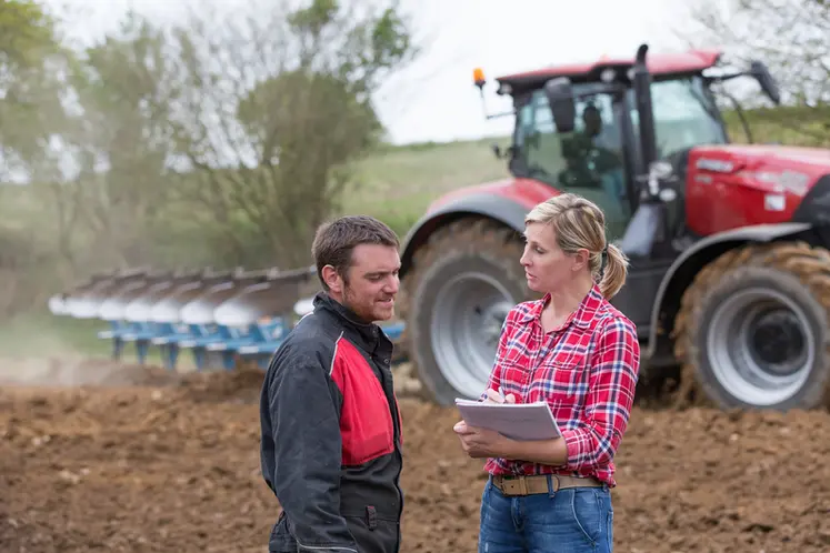 <em class="placeholder">Un agriculteur et sa conseillère bancaire devant le tracteur dans un champ</em>