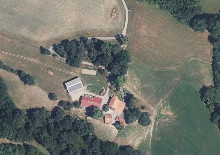 <em class="placeholder">Vue aérienne d'une ferme ayant plusieurs bâtiments agricoles non contigus</em>