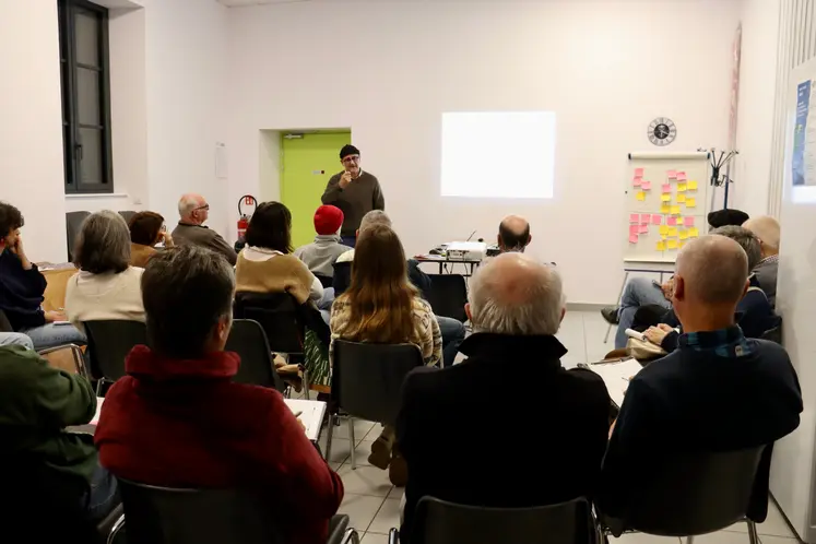 Dominique Lataste exposant les facteurs psycho-sociaux à accompagnateurs de transmission et à des acteurs politiques territoriaux lors d’une formation.