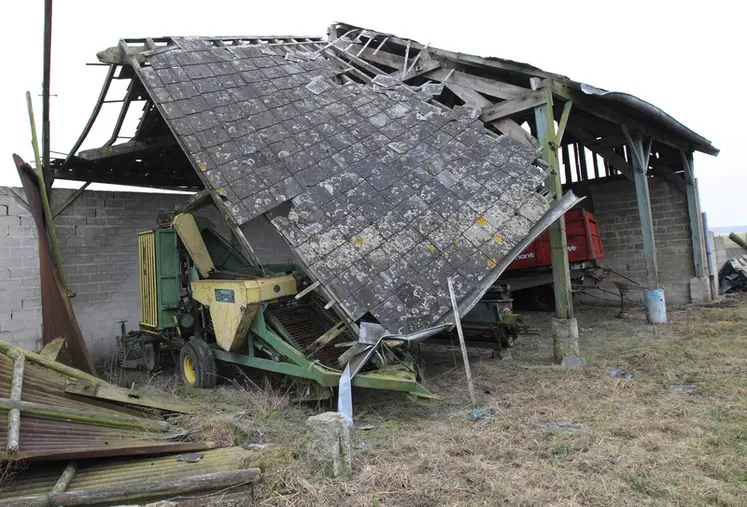 <em class="placeholder">Bâtiment agricole écroulé suite à des intempéries. </em>